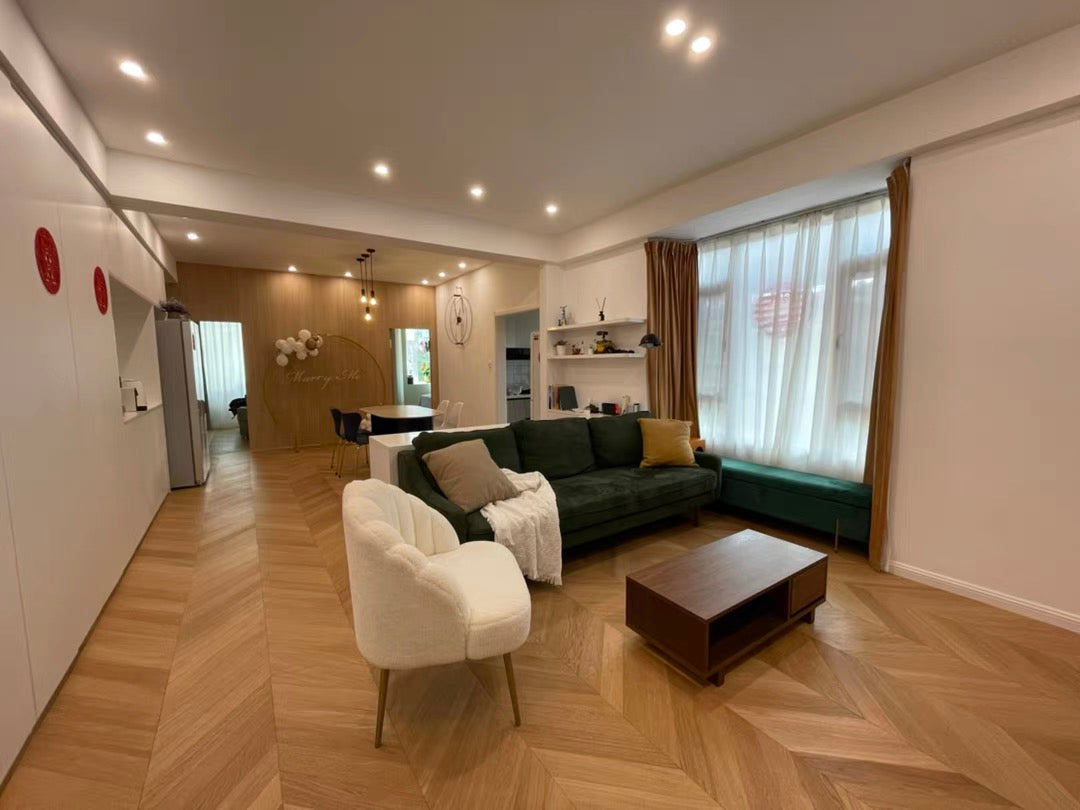 45° Natural wood-colored herringbone pattern