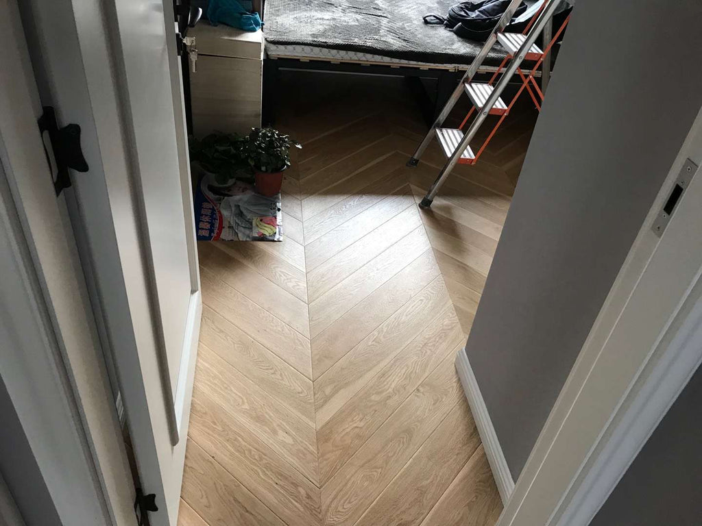 45° Natural wood-colored herringbone pattern